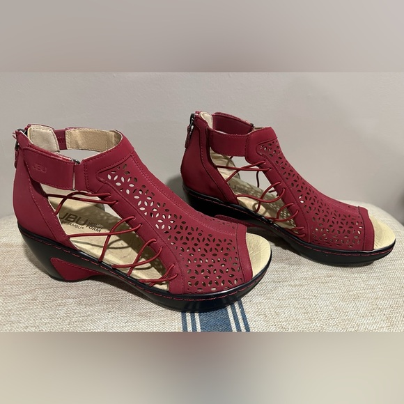 JBU by Jambu Memory Foam Peek A Boo Toe Red Shoes Wedges Velcro Side Zipper Back - Picture 1 of 6